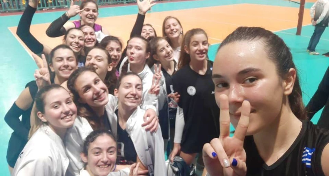 The family's civilization was "black-and-white" as Apollo's Christos Karavola scored an impressive 3-0 set against Eleni Legato's Red Star in the second round of the Women's Regional League.