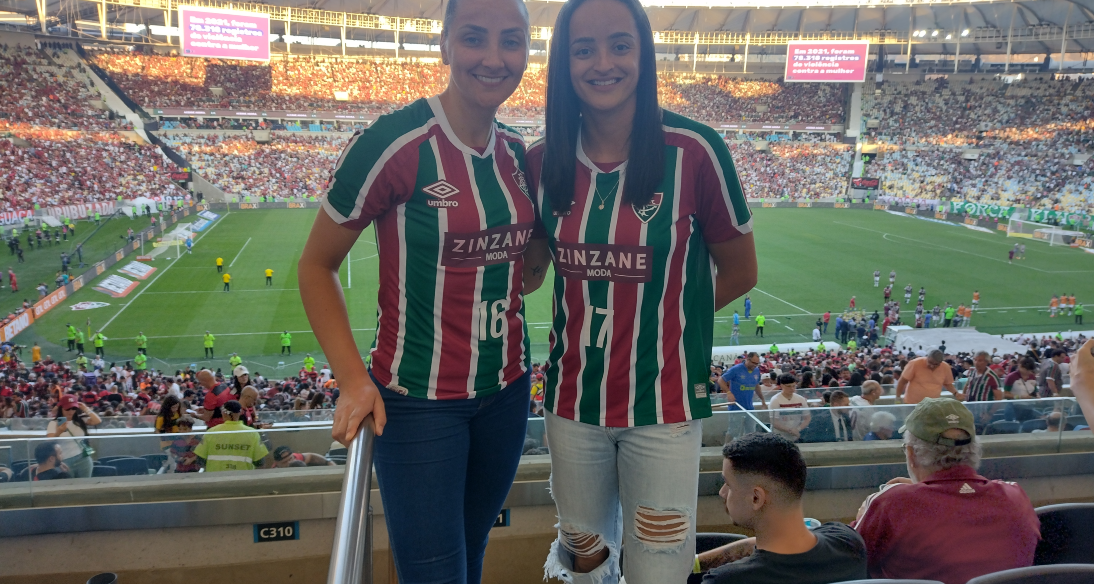 Jogadoras do Fluminense torcem no FlaxFlu
