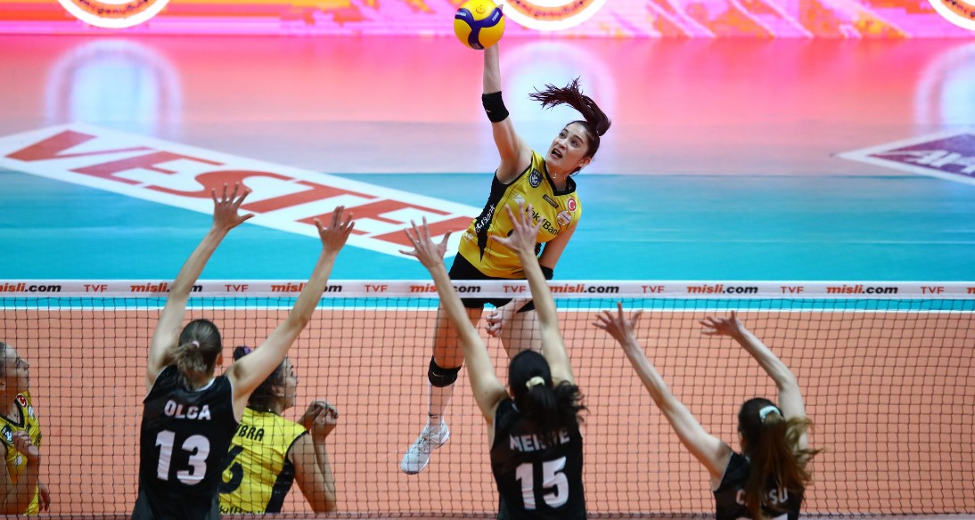 VakıfBank score fourth consecutive victory, three teams share first place 